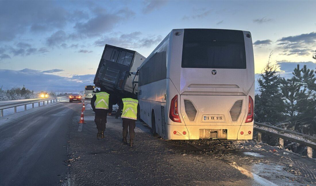 Afyonkarahisar'ın Emirdağ ilçesinde biri yolcu otobüsü 3 aracın karıştığı trafik