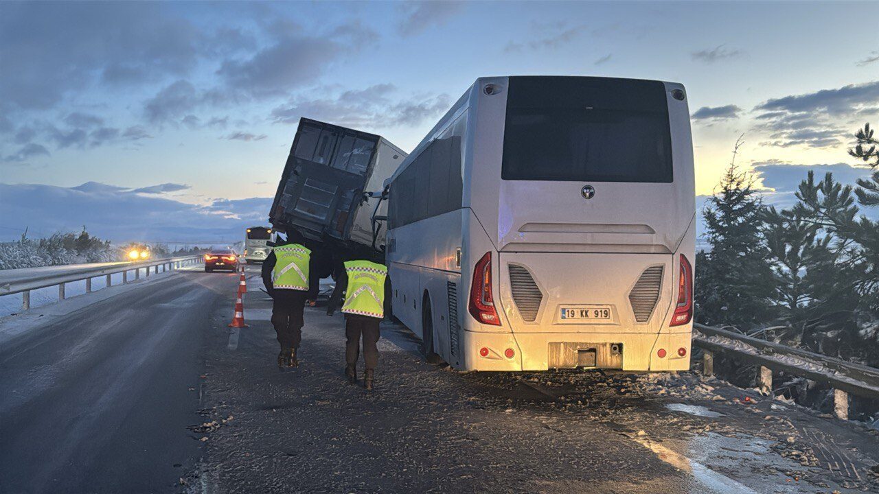 Afyonkarahisar'ın Emirdağ ilçesinde biri yolcu otobüsü 3 aracın karıştığı trafik