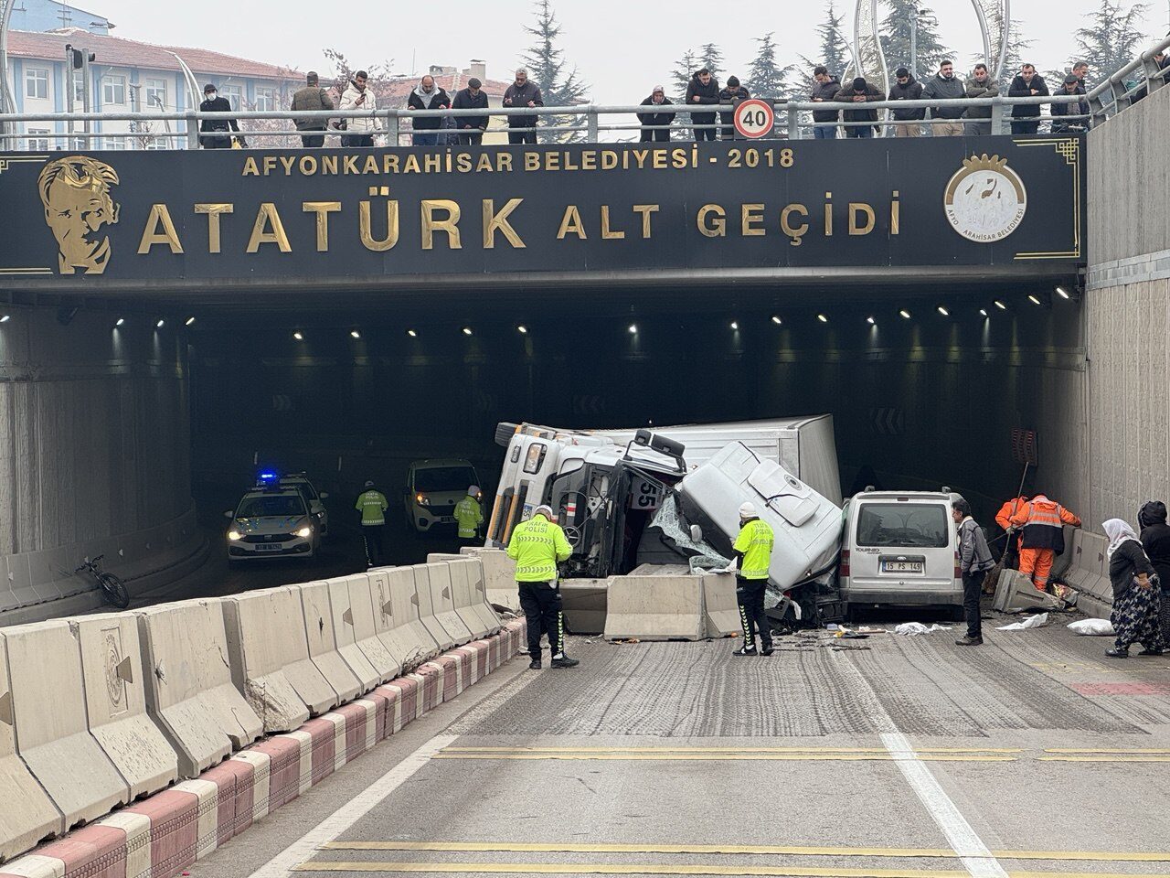 AFYONKARAHİSAR (AA) – Afyonkarahisar'da altgeçitte devrilen kamyonun sürücüsü ağır yaralandı.
