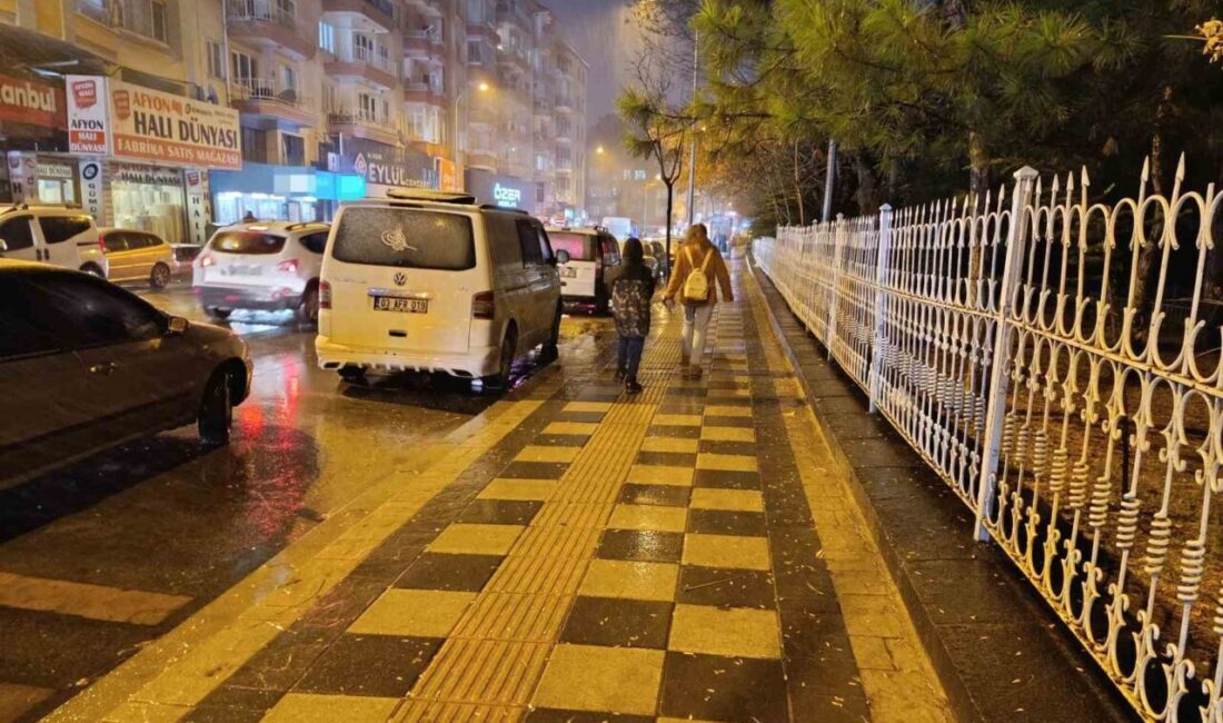 Afyonkarahisar’da meteorolojinin uyarılarının ardından beklenen kar yağışı akşam saatlerinde başladı.