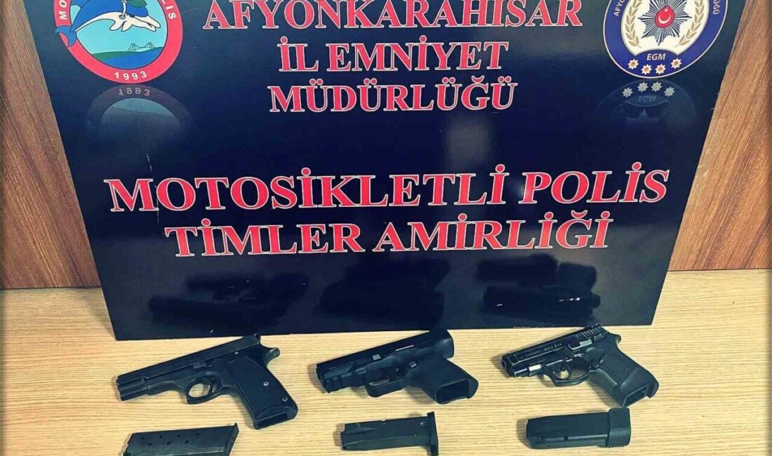 Afyonkarahisar’da polis tarafından kent merkezinde yapılan denetimlerde haklarında yakalama kararı