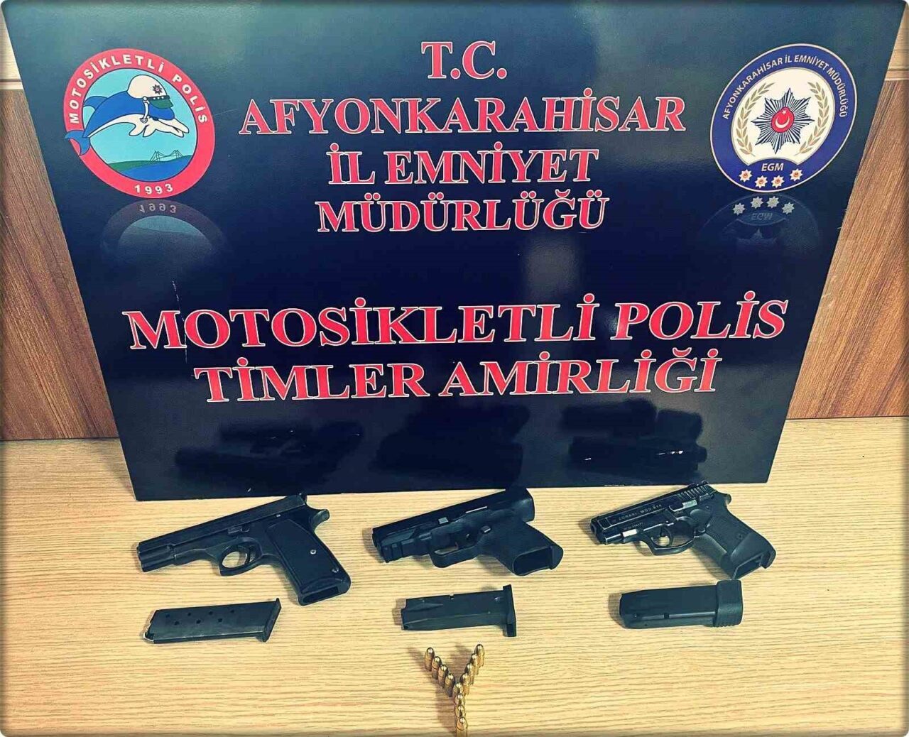 Afyonkarahisar’da polis tarafından kent merkezinde yapılan denetimlerde haklarında yakalama kararı