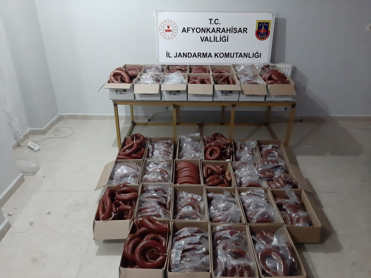 AFYONKARAHİSAR (AA) – Afyonkarahisar'da sağlıksız gıda ticareti yaptığı öne sürülen