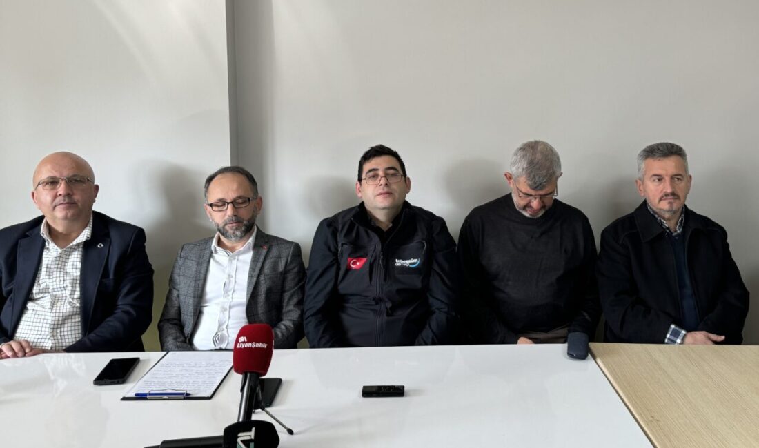 Afyonkarahisar’da kurulan Tebessüm Derneği Ege Bölge Temsilciliği yetkilileri, gazetecilerle bir