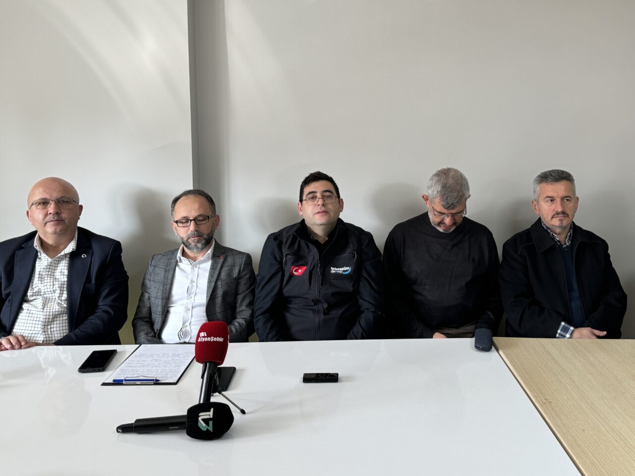 Afyonkarahisar’da kurulan Tebessüm Derneği Ege Bölge Temsilciliği yetkilileri, gazetecilerle bir