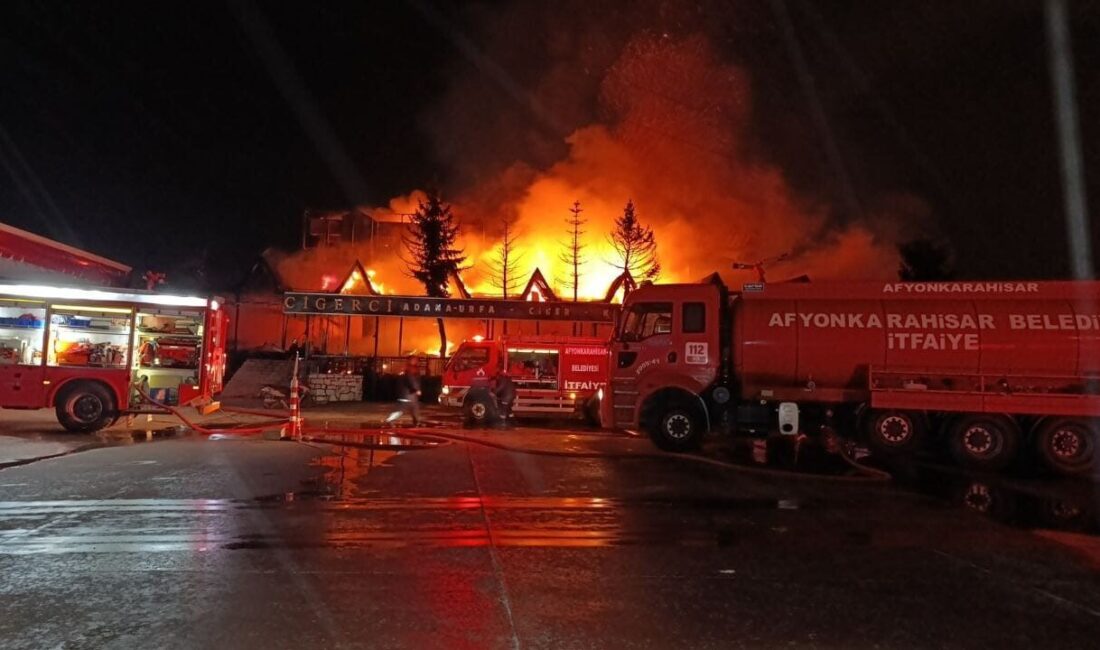 Afyonkarahisar’da bir akaryakıt istasyonu yerleşkesindeki iki katlı restoran, çıkan yangında
