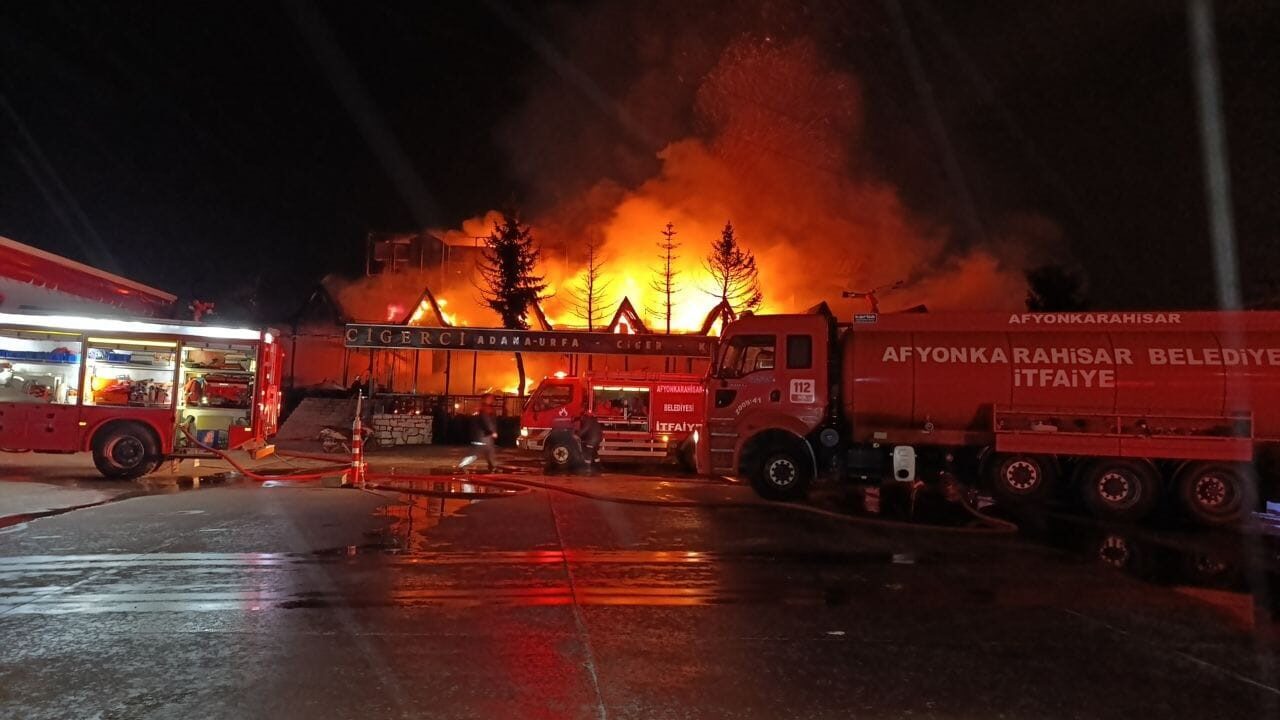 Afyonkarahisar’da bir akaryakıt istasyonu yerleşkesindeki iki katlı restoran, çıkan yangında