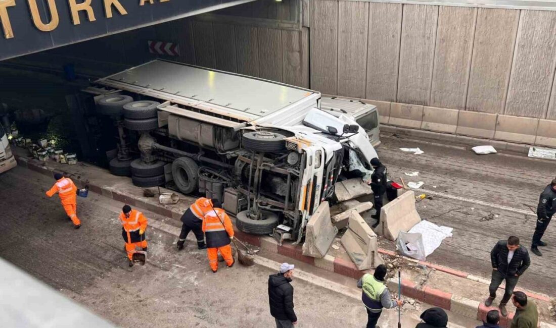 Afyonkarahisar’da kontrolden çıkan bir kamyon alt geçitte beton bariyerleri aşıp