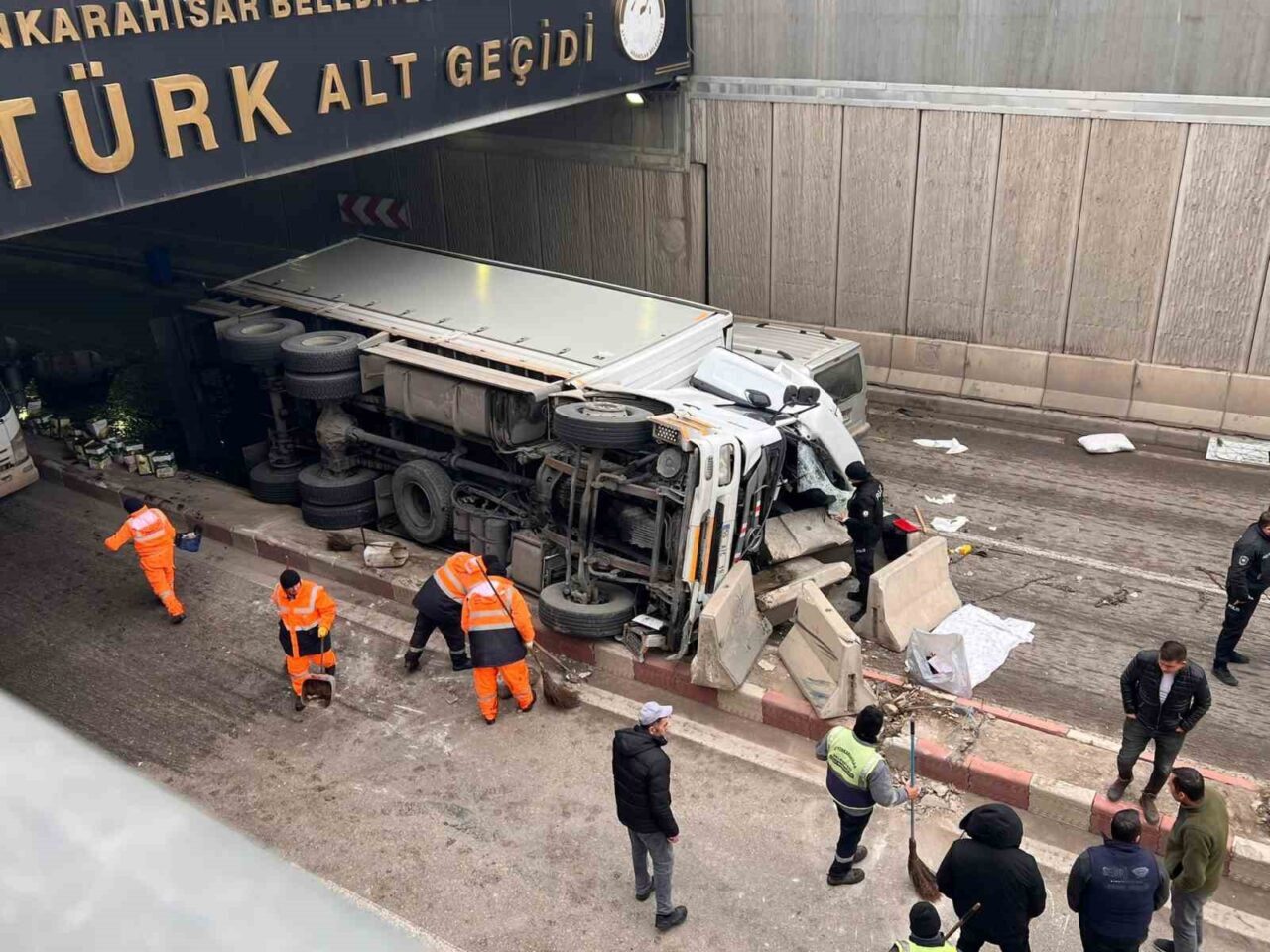 Afyonkarahisar’da kontrolden çıkan bir kamyon alt geçitte beton bariyerleri aşıp