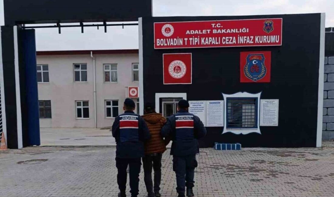 Afyonkarahisar’a çeşitli suçlardan aranan 2 şahıs jandarmanın takibi sonrası yakalandı.