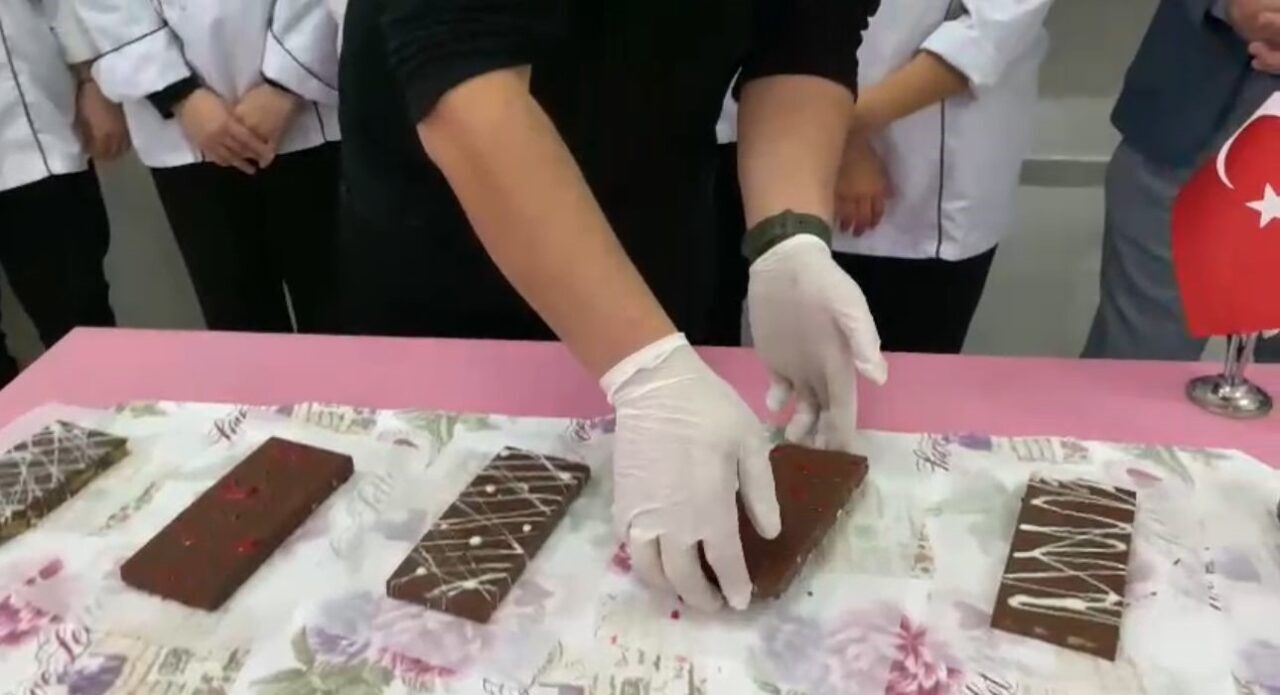 Afyonkarahisar’da lise öğrencileri ve öğretmenler, son günlerin gözde yiyeceklerinden ‘Dubai