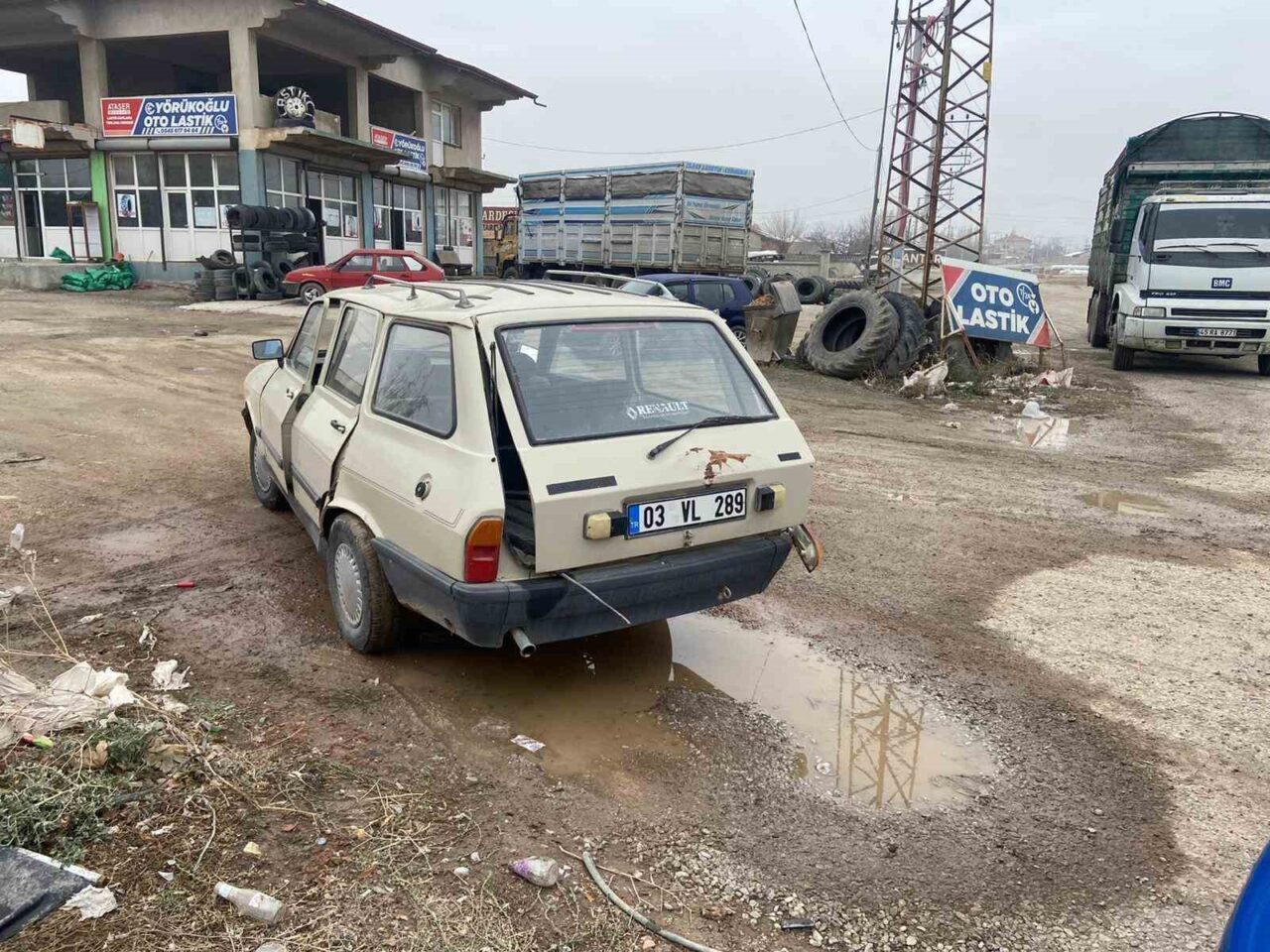 Afyonkarahisar’da sürücüsünün birinin 14 yaşında olduğu iki otomobilin çarpışması sonucu