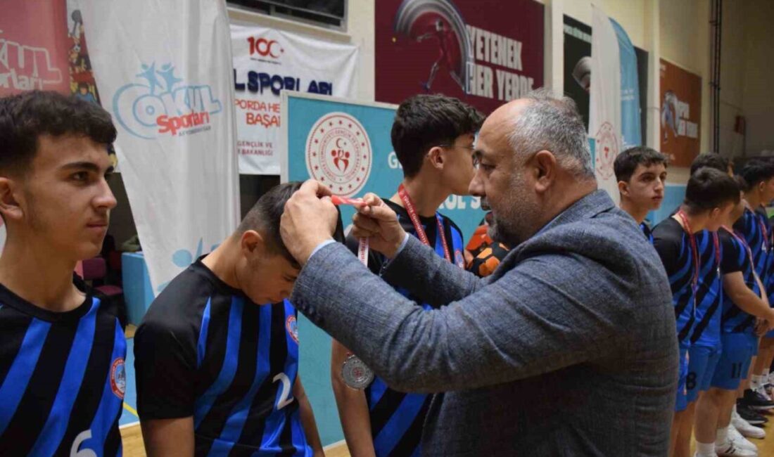 2024-2025 Okul Sporları kapsamında Tınaztepe Spor Salonu’nda düzenlenen genç erkekler