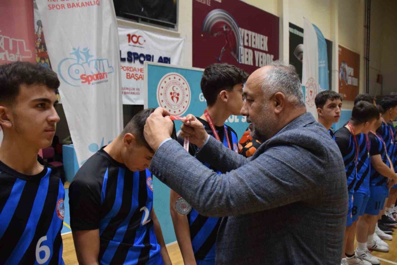 2024-2025 Okul Sporları kapsamında Tınaztepe Spor Salonu’nda düzenlenen genç erkekler