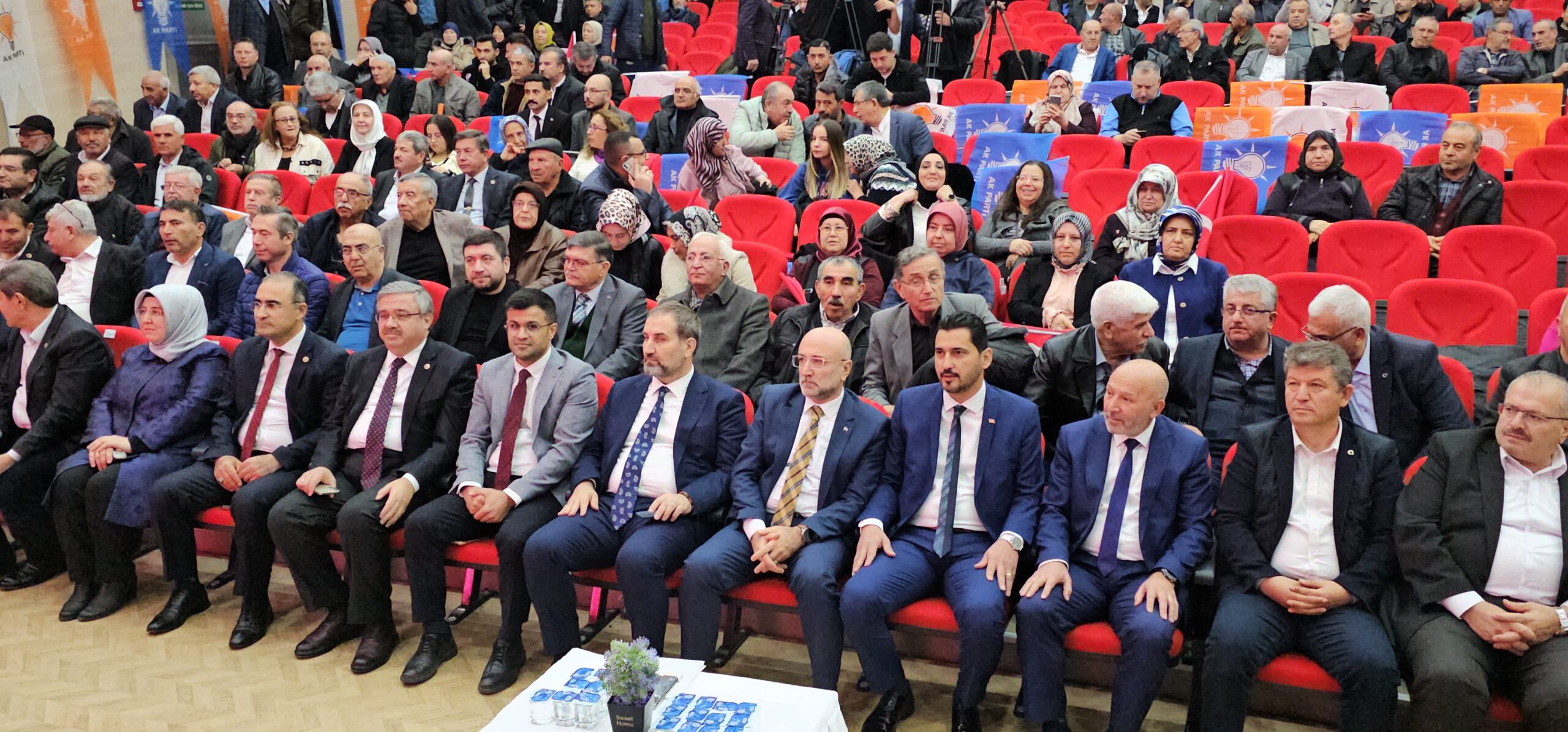 AK Parti Afyonkarahisar teşkilatında ilçe kongreleri merkez ilçe kongresi ile