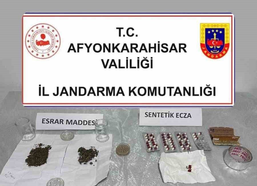 Afyonkarahisar jandarma ekipleri durdurdukları bir araçta yaptıkları aramada uyuşturucu madde