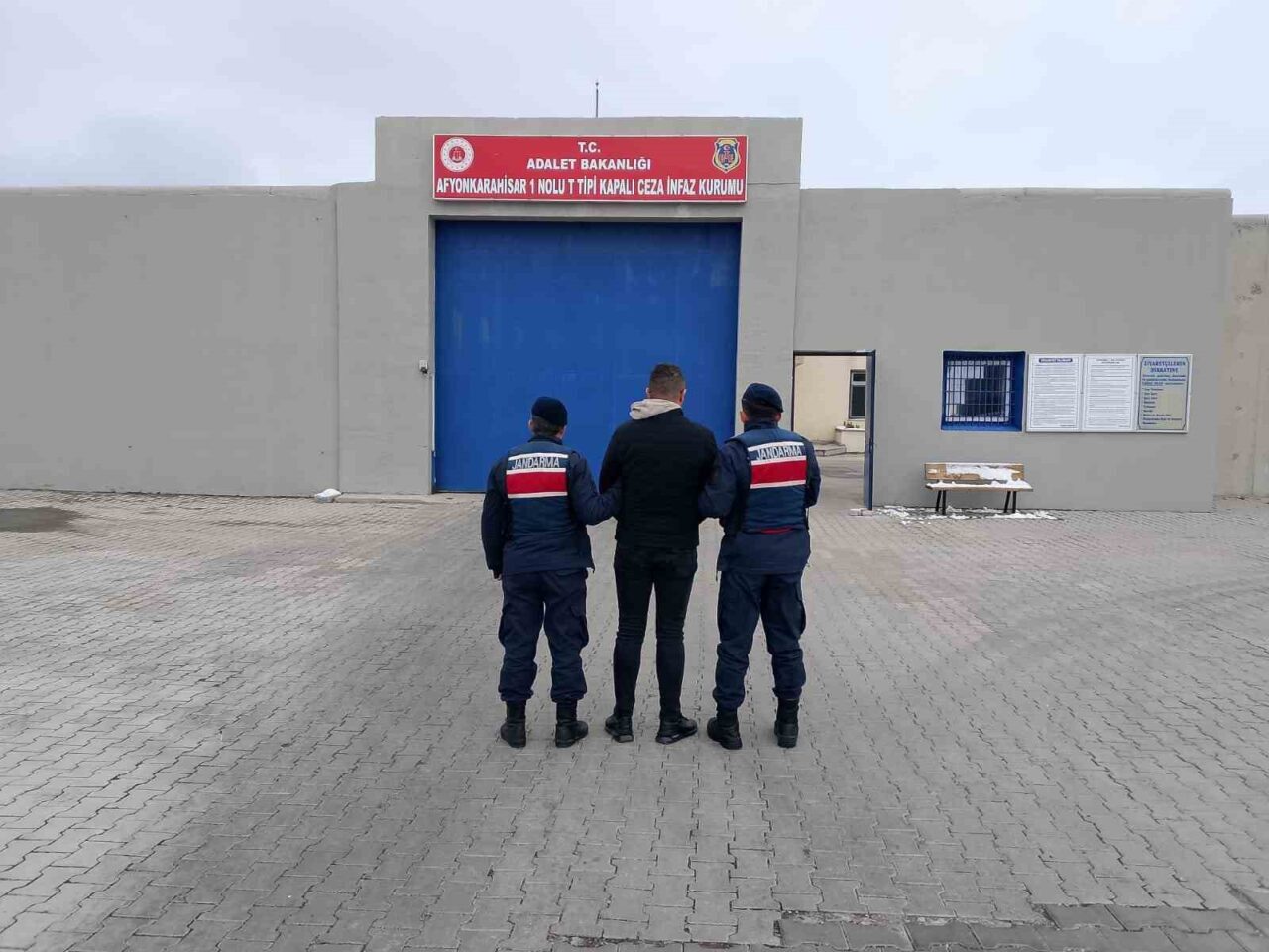 Afyonkarahisar İl Jandarma Komutanlığı, aranan şahısların tespiti ve yakalanmasına yönelik