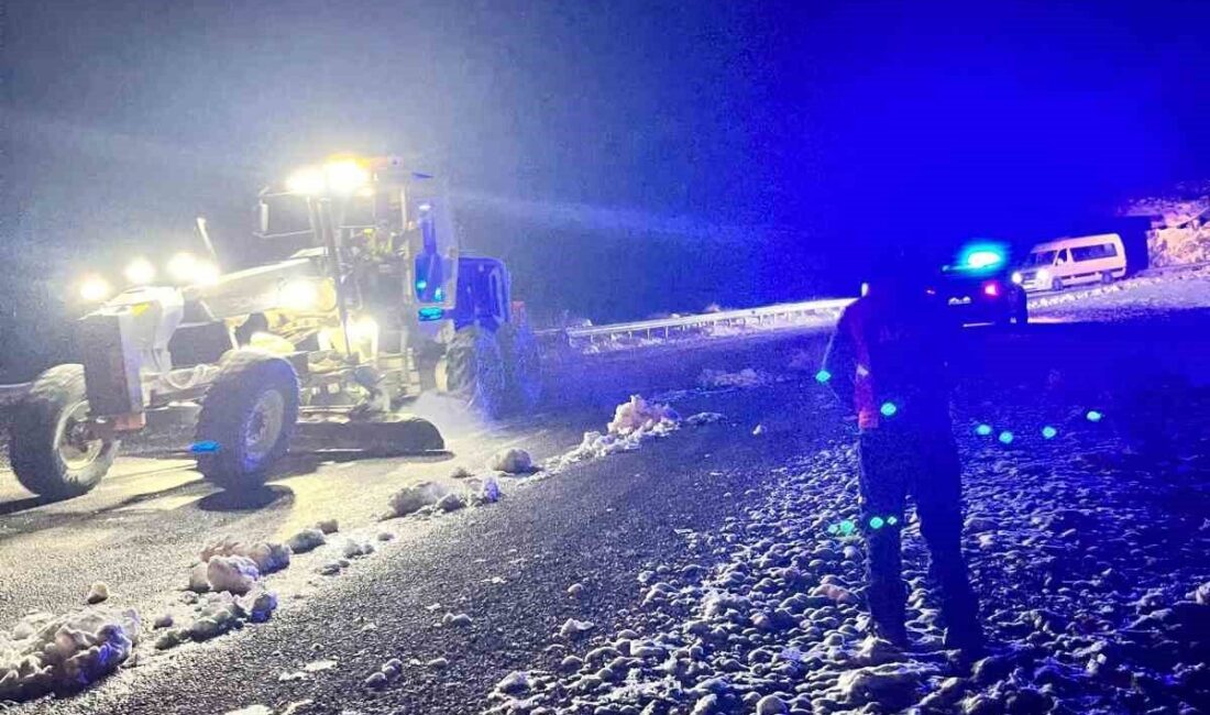 Minibüs içerisinde mahsur kalan 15 kişi kurtarıldı Afyonkarahisar’da kar yağışı nedeniyle minibüs içerisinde mahsur kalan 15 kişi