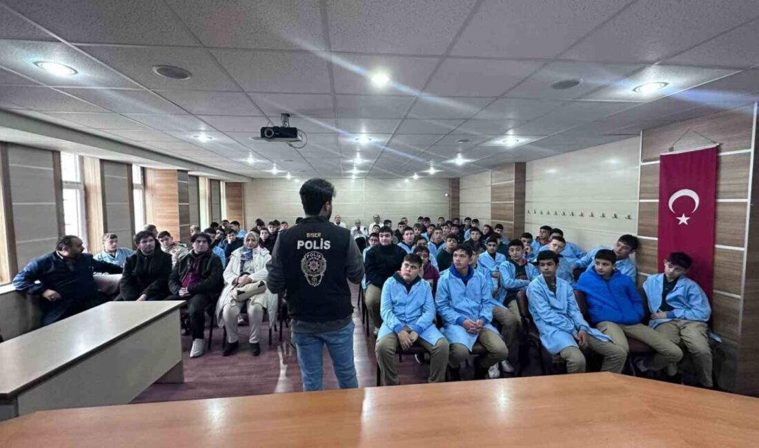 Afyonkarahisar’da polis tarafından lise öğrencilerine yönelik ‘Siberay’ programı düzenlenirken, programda