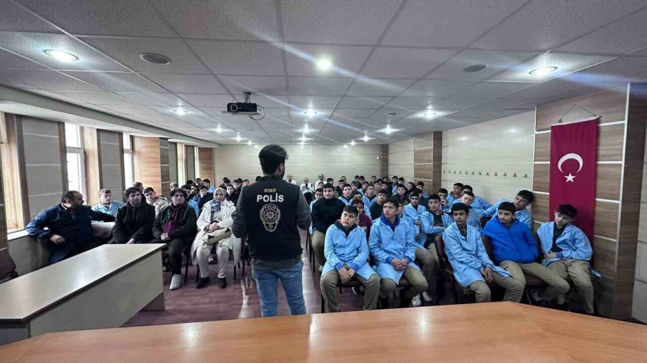 Afyonkarahisar’da polis tarafından lise öğrencilerine yönelik ‘Siberay’ programı düzenlenirken, programda