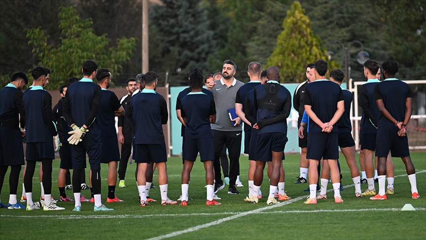 Trendyol Süper Lig ekiplerinden Bellona Kayserispor, teknik direktör Sinan Kaloğlu