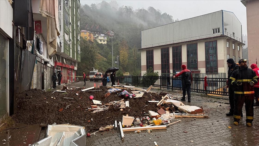 Rize'nin Çayeli ilçesinde meydana gelen heyelanda 1 kişi öldü, 4