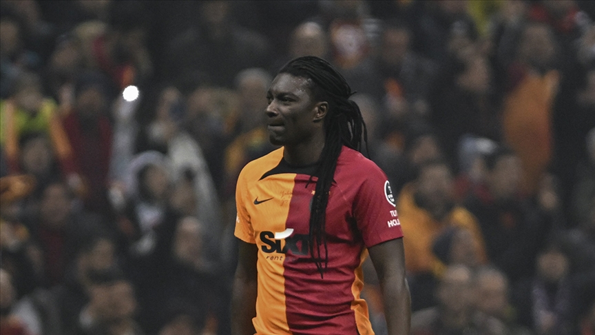 Bir dönem Galatasaray’da da forma giyen Fransız santrfor Bafetimbi Gomis,