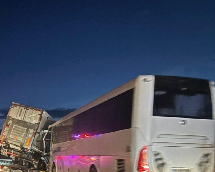 Afyonkarahisar’da yolcu otobüsü, tır ve otomobilin karıştığı kazada 30 kişi