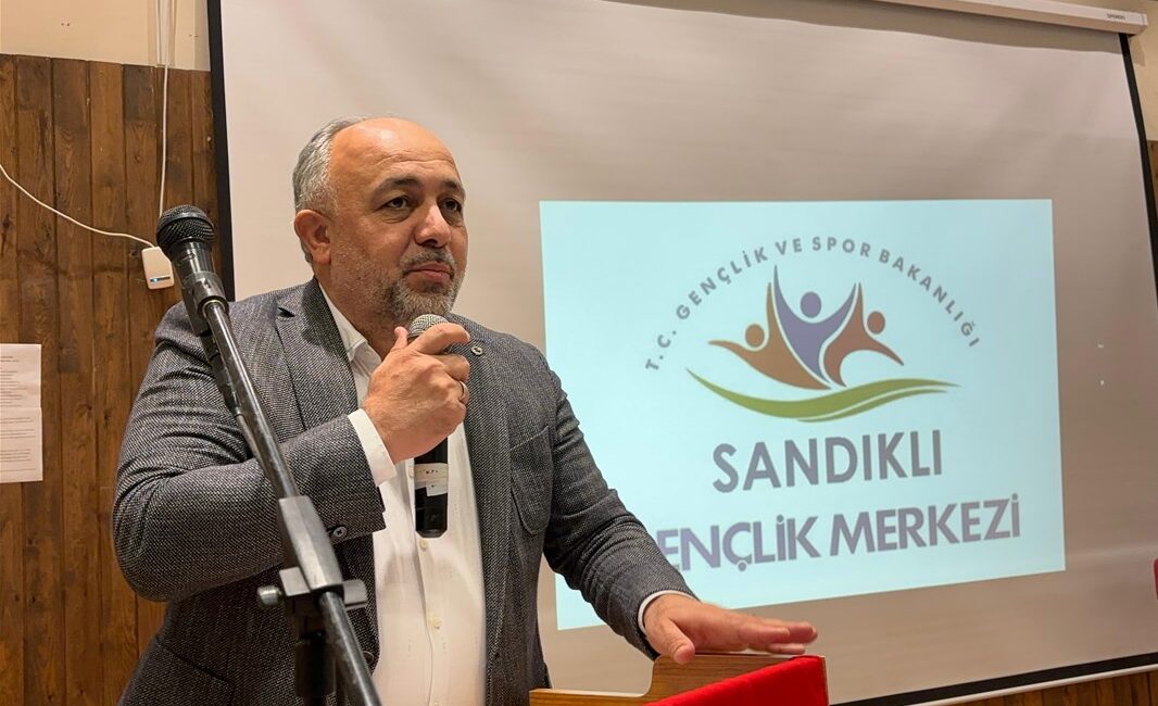 Sandıklı Gençlik Merkezi tarafından şiir dinletisi etkinliği düzenlendi. Etkinliğe Gençlik