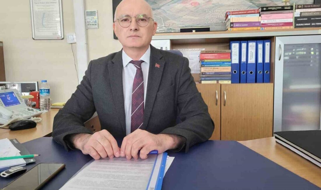 Afyonkarahisar’a bağlı Emirdağ ilçesinde Tapu Müdürü Mecit Kaya vatandaşlara yönelik
