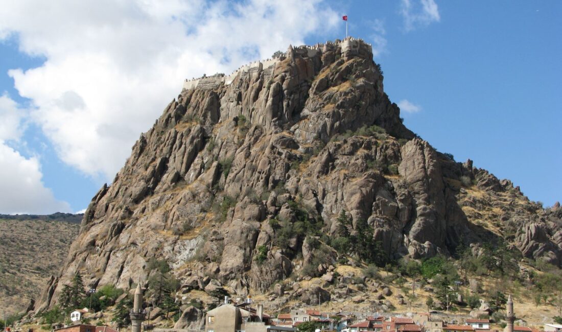 Afyonkarahisar Kalesi, 226 metre yüksekliğindeki volkanik bir kaya üzerinde yer