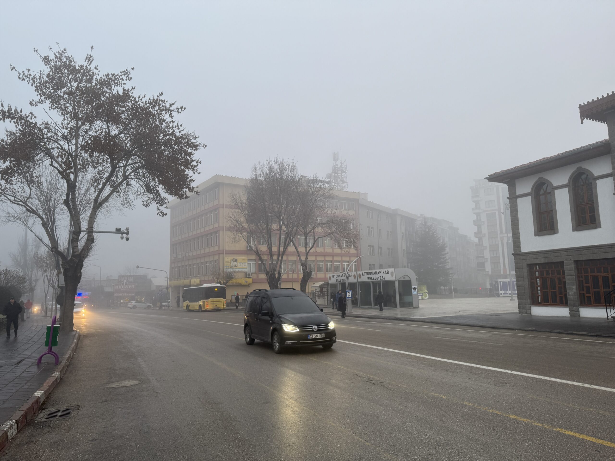 Afyonkarahisar’da iki gündür etkili olan sis sabah saatlerinde trafiği ve