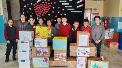 Afyonkarahisar Neriman İbrahim Küçükkurt Ortaokulu 5. sınıf öğrencileri, “Askıda Kitap