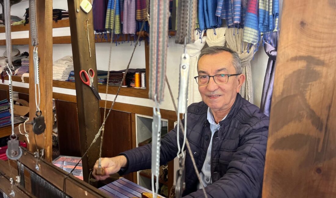 
Denizli'nin Buldan ilçesinde 9 yaşından beri 65 yıldır el tezgahında