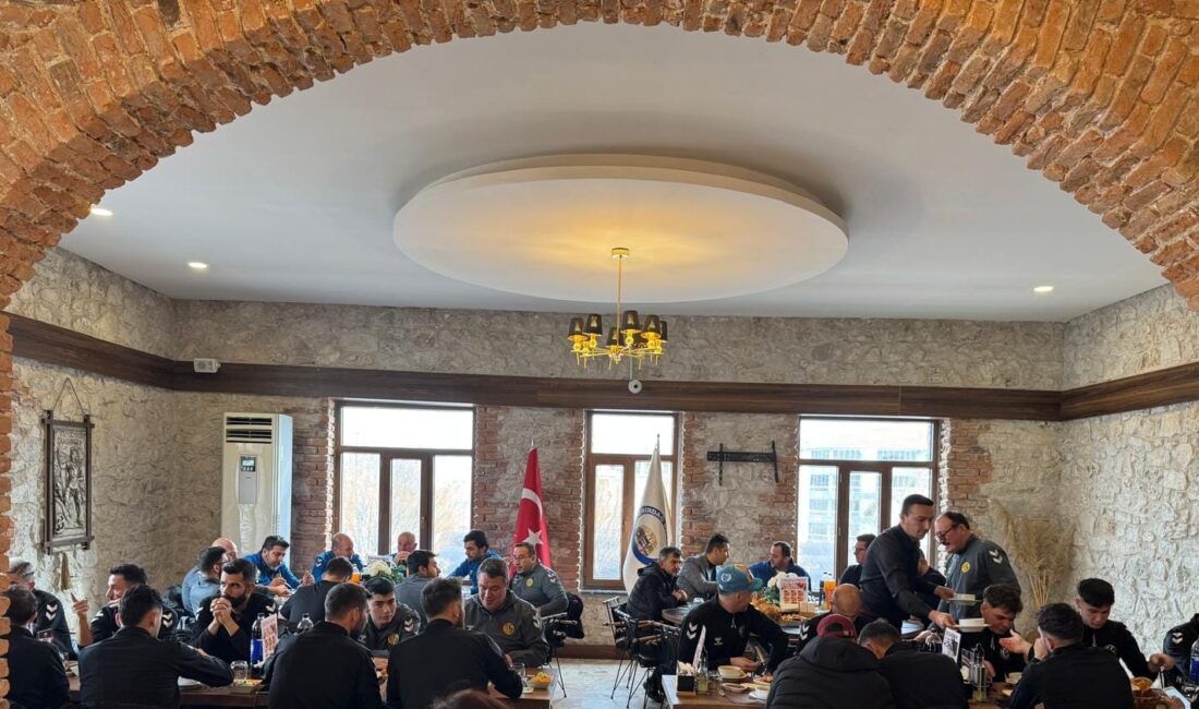 Emirdağ, Eskişehirspor’u ağırladı
Eskişehirspor, Akşehirspor maçı öncesinde Emirdağ’da mola vererek ilçenin lezzet durağı