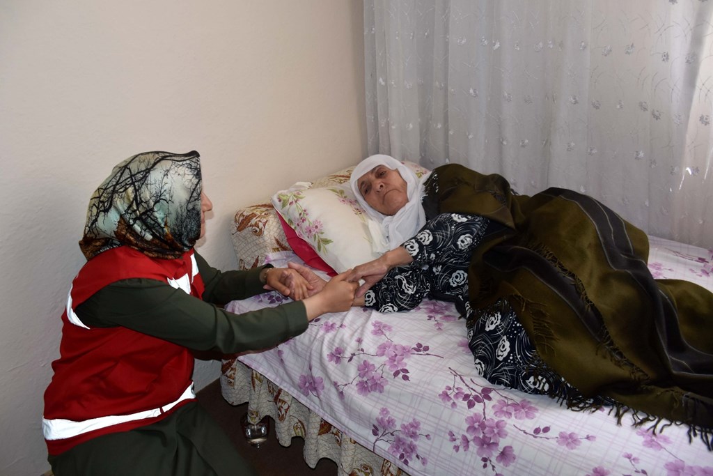 Aile ve Sosyal Hizmetler Bakanı Mahinur Özdemir Göktaş, evlerinde bakılan
