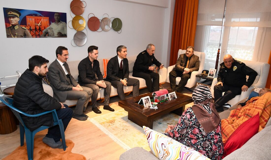 Vali Aktaş, şehit ailesini ziyaret etti Uşak Valisi Naci Aktaş, Şehit Piyade Uzman Çavuş Ali Turgut'un