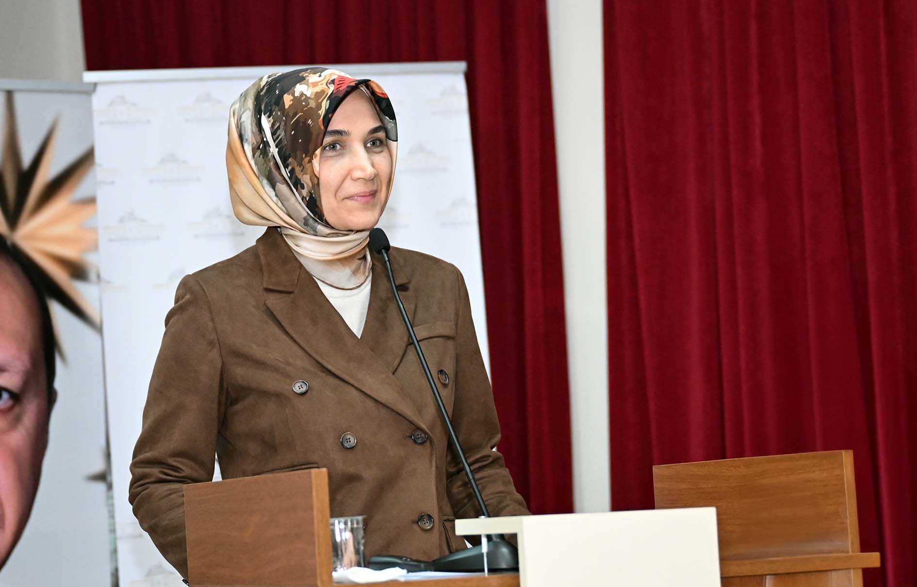   Afyonkarahisar Valisi Kübra Güran Yiğitbaşı, “Narko Gençlik” programında öğrencilerle