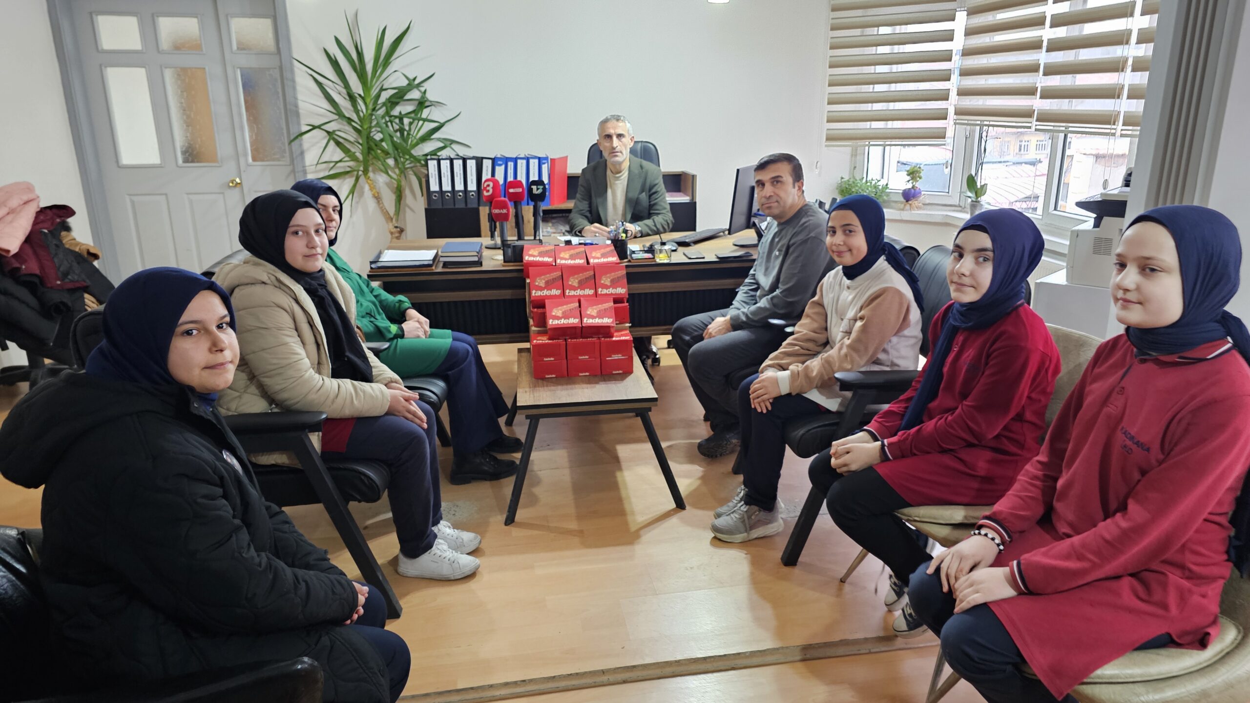 Afyonkarahisar’da Kadınana İmam Hatip Ortaokulu öğrencileri Yerli Malı Haftası dolayısıyla