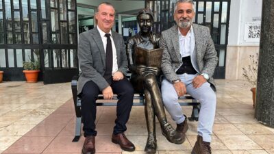 Emel Mustafa Uşaklı Anadolu Lisesi Resim Öğretmenleri Necati Yürükal ve