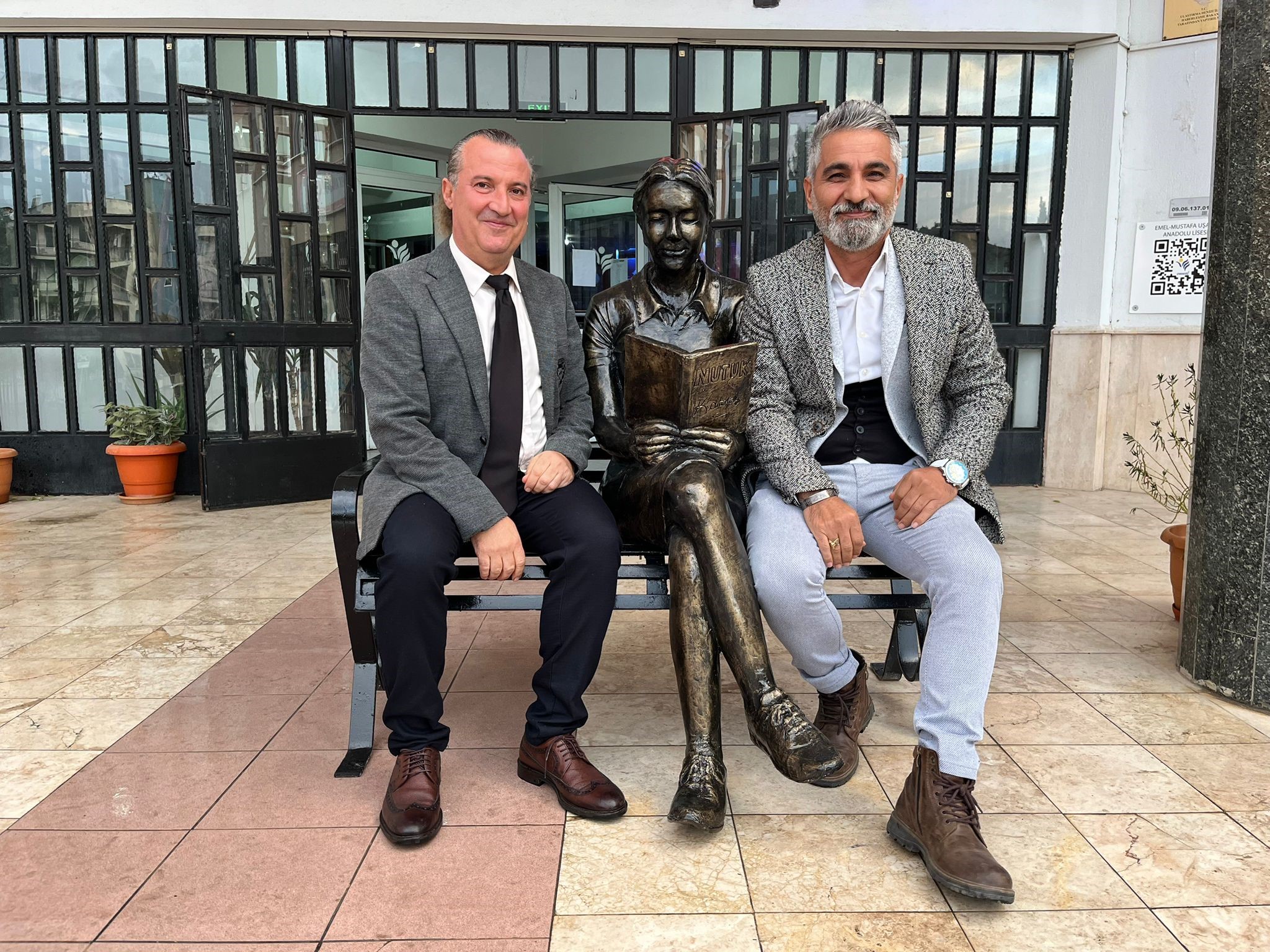 Emel Mustafa Uşaklı Anadolu Lisesi Resim Öğretmenleri Necati Yürükal ve