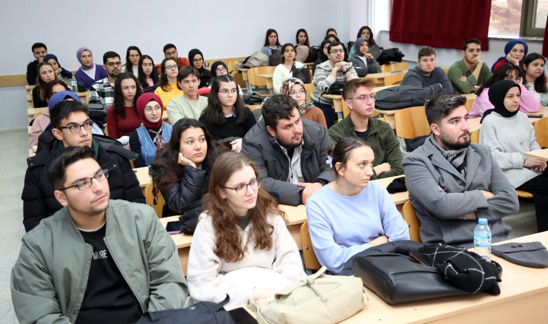 AKÜ’de Matematiksel Oyunlarla Matematiksel Düşünme Eğitimi düzenlendi. Tecrübelerinden anekdotlar paylaşarak