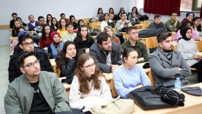 AKÜ’de Matematiksel Oyunlarla Matematiksel Düşünme Eğitimi düzenlendi. Tecrübelerinden anekdotlar paylaşarak