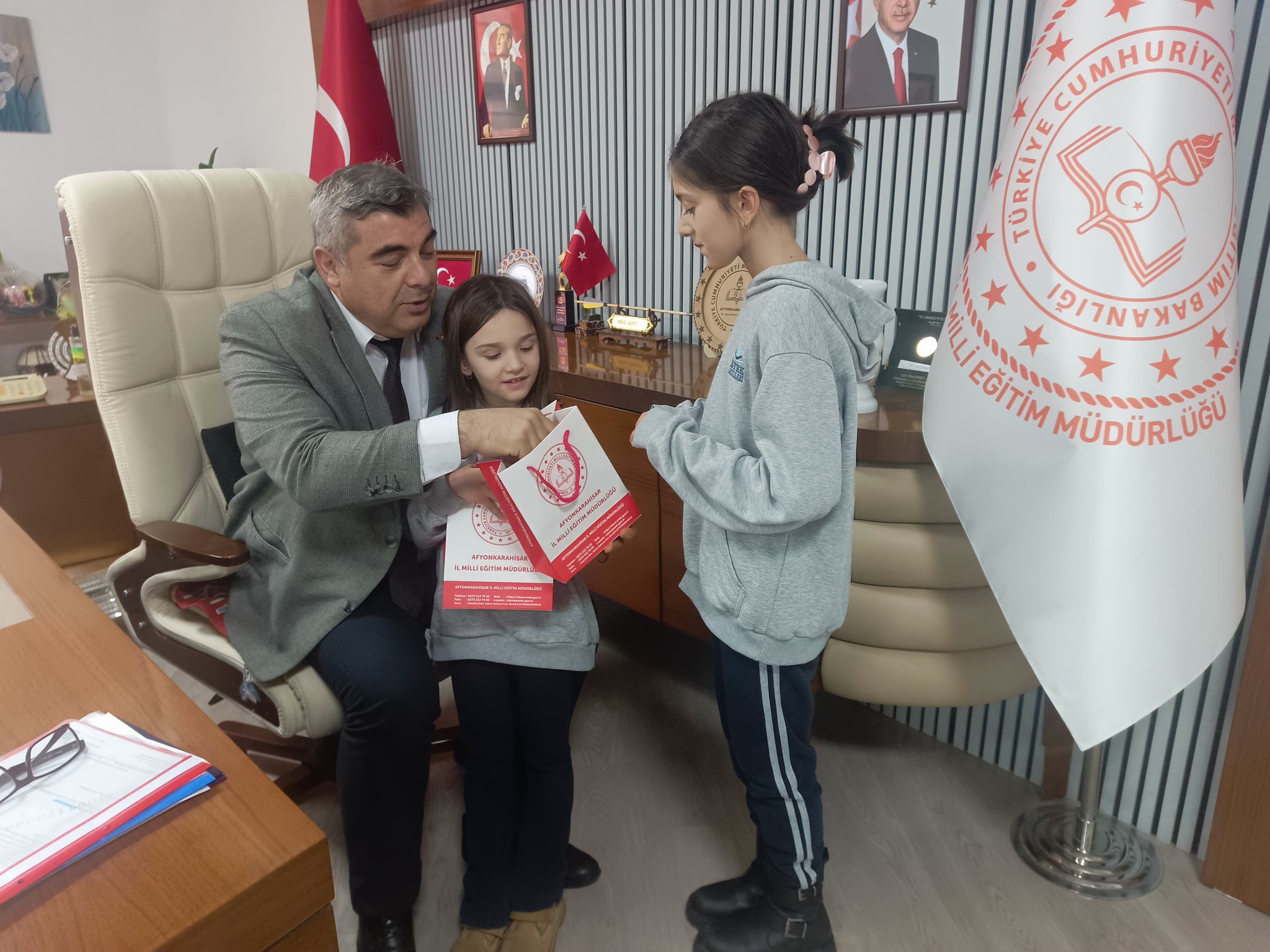 Afyonkarahisar İl Milli Eğitim Müdürü Miraç Sünnetci’nin minik ziyaretçileri vardı.