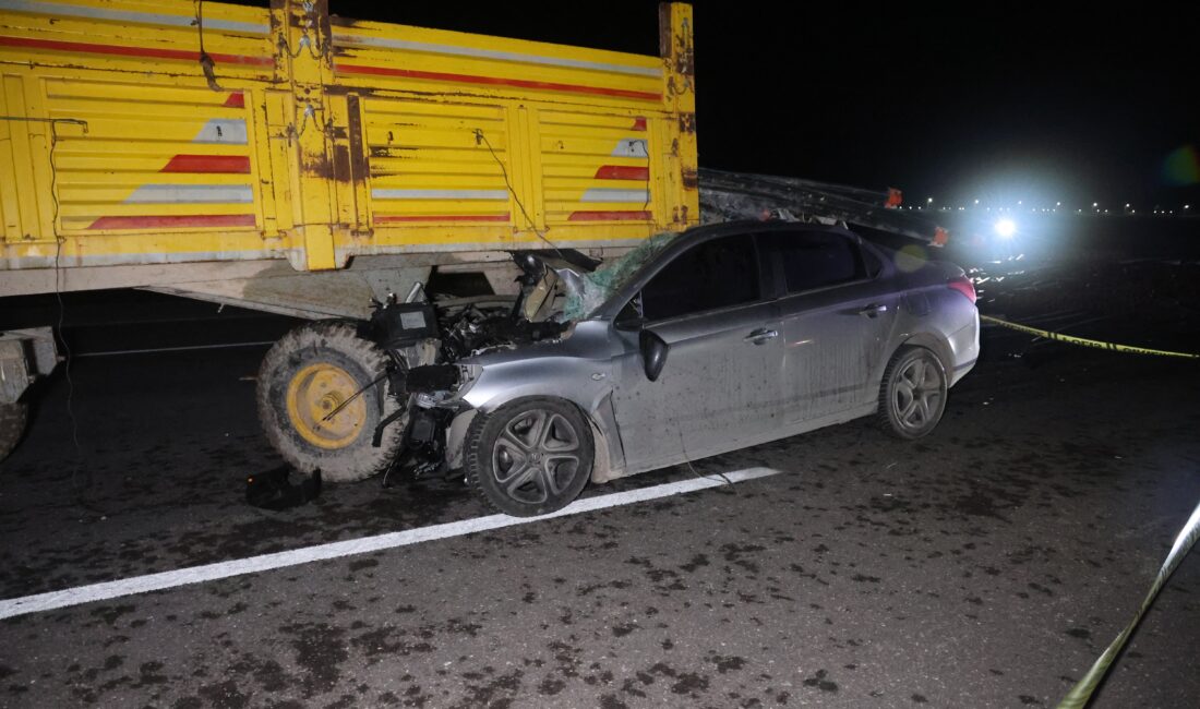 Otomobil traktör römorkuna ok gibi saplandı Konya'da önünde seyir halindeki traktörün römorkuna arkadan çarpan otomobilin sürücüsü