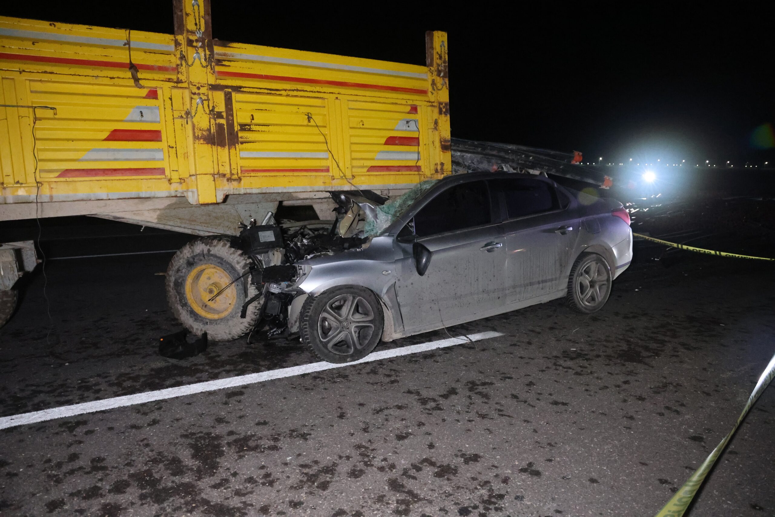 Konya'da önünde seyir halindeki traktörün römorkuna arkadan çarpan otomobilin sürücüsü