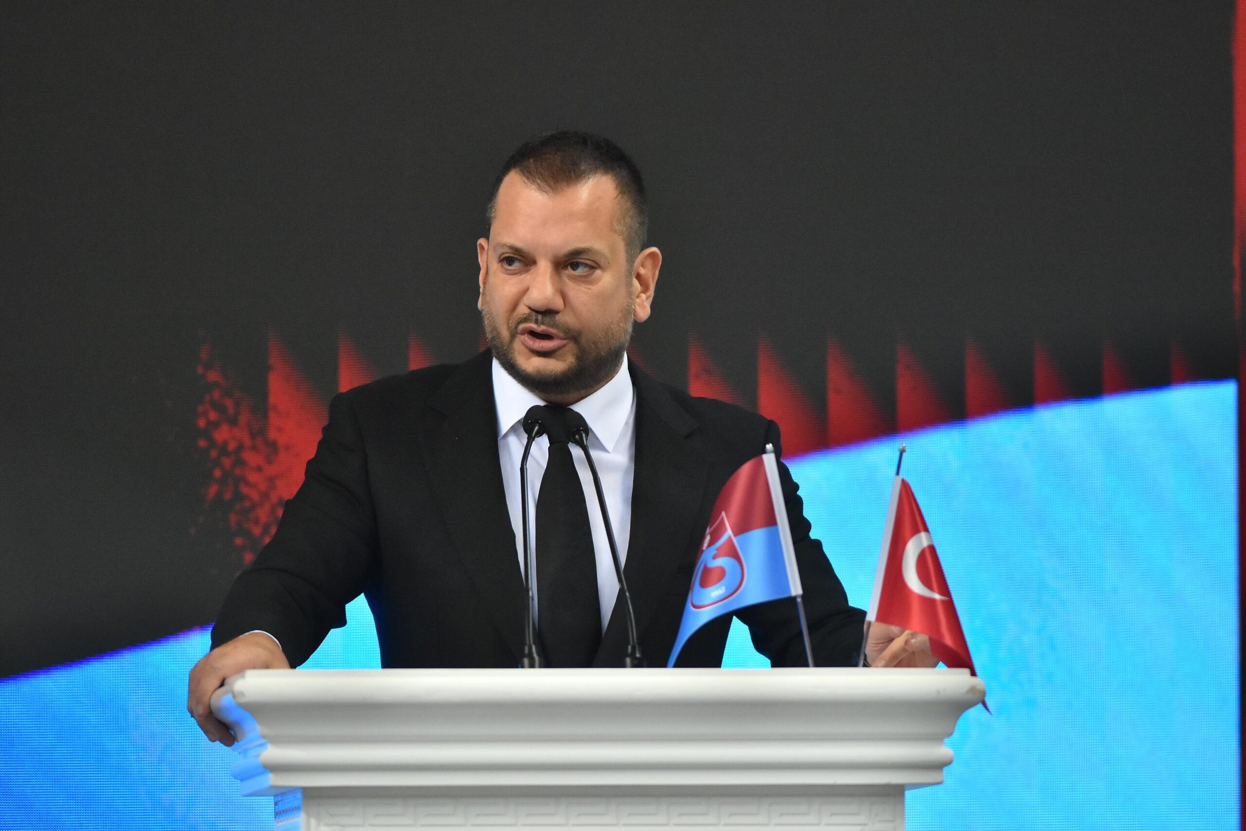 Trabzonspor Kulübünün olağan genel kurulunda, Ertuğrul Doğan yeniden başkanlığa seçildi.