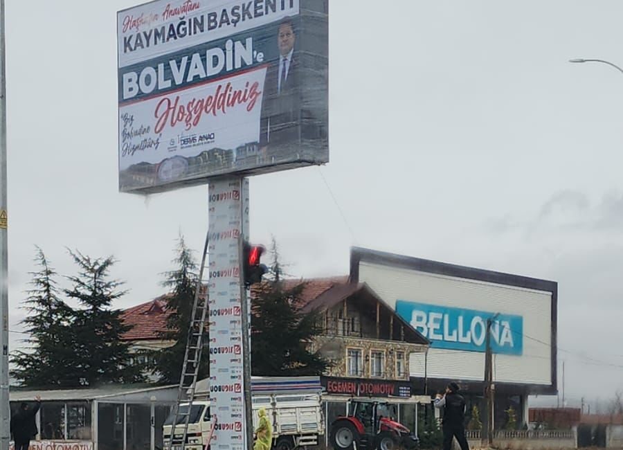 Bolvadin Belediyesi, ilçenin girişine “Haşhaşın anavatanı, kaymağın başkenti Bolvadin’e hoş