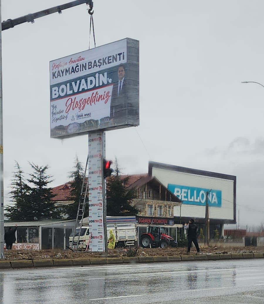 Bolvadin Belediyesi, ilçenin girişine “Haşhaşın anavatanı, kaymağın başkenti Bolvadin’e hoş