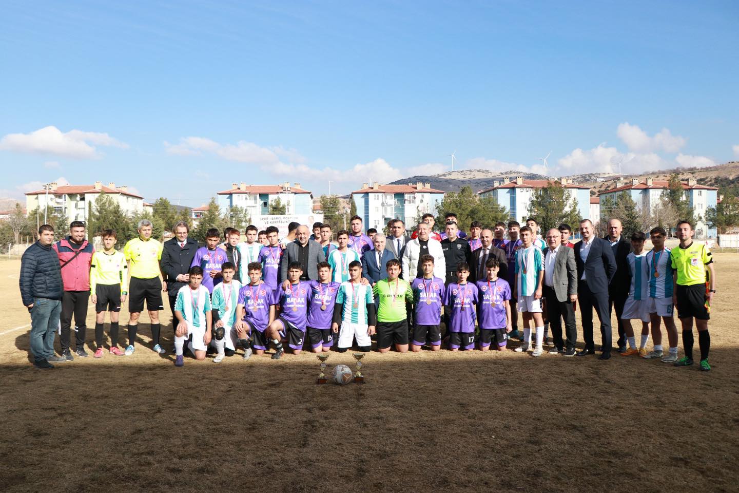 Afyonkarahisar’ın Dinar İlçe Stadyumu’nda Okul Sporları A Ligi Futbol Genç